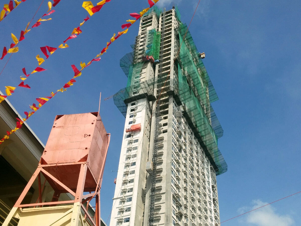 TALLEST IN CEBU. Horizons 101 is a masterplanned development composed of two residential buildings. The first tower (above) costs P1.9 billion to build and is scheduled for turnover to buyers by September 2015.