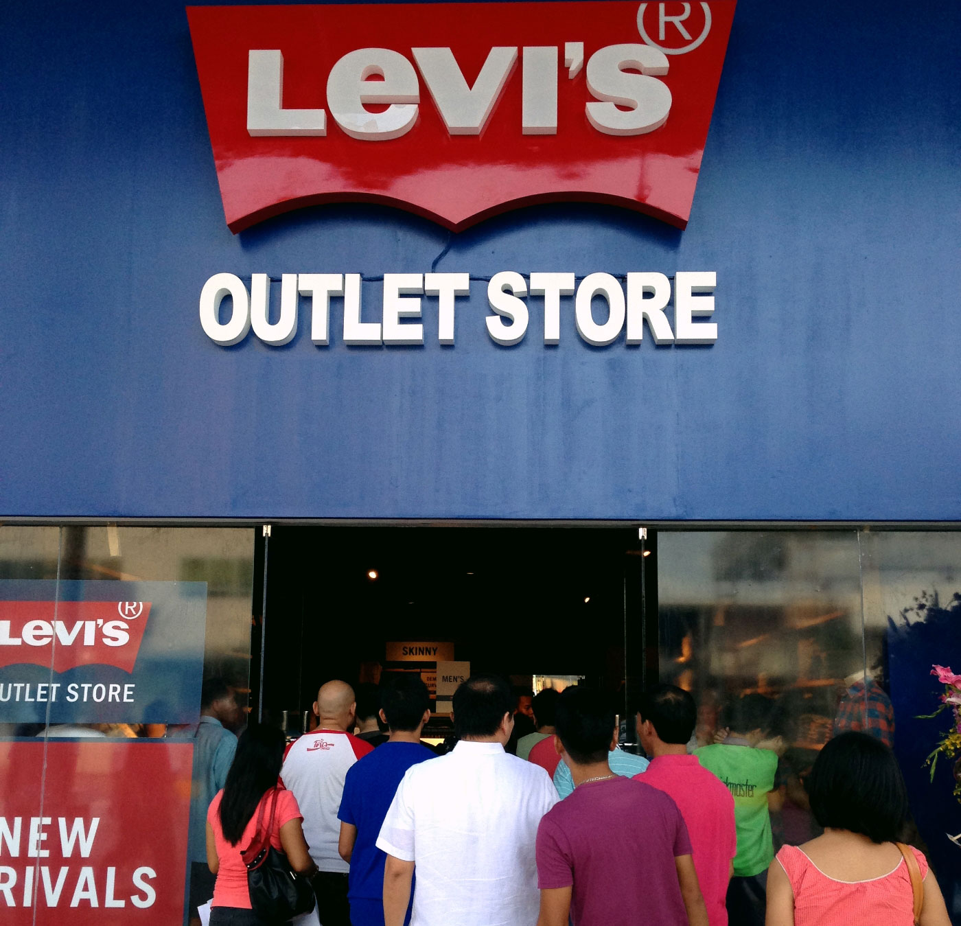 Customers crowd the Levi's outlet, which also sells Dockers apparel, in The Outlets at Pueblo Verde in Lapu-Lapu City. The Outlets is the first outlet store in Visayas and Mindanao where manufacturers directly sell goods to consumers at a big discount.