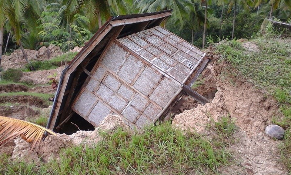 IN ARGAO. A sinkhole topples a hut after tropical storm Seniang hit the area. (Photo by Evelyn Llevado Remando)