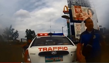 Caught on video: 2 Mandaue traffic enforcers accused of extorting P1,500 from foreigner over traffic violation