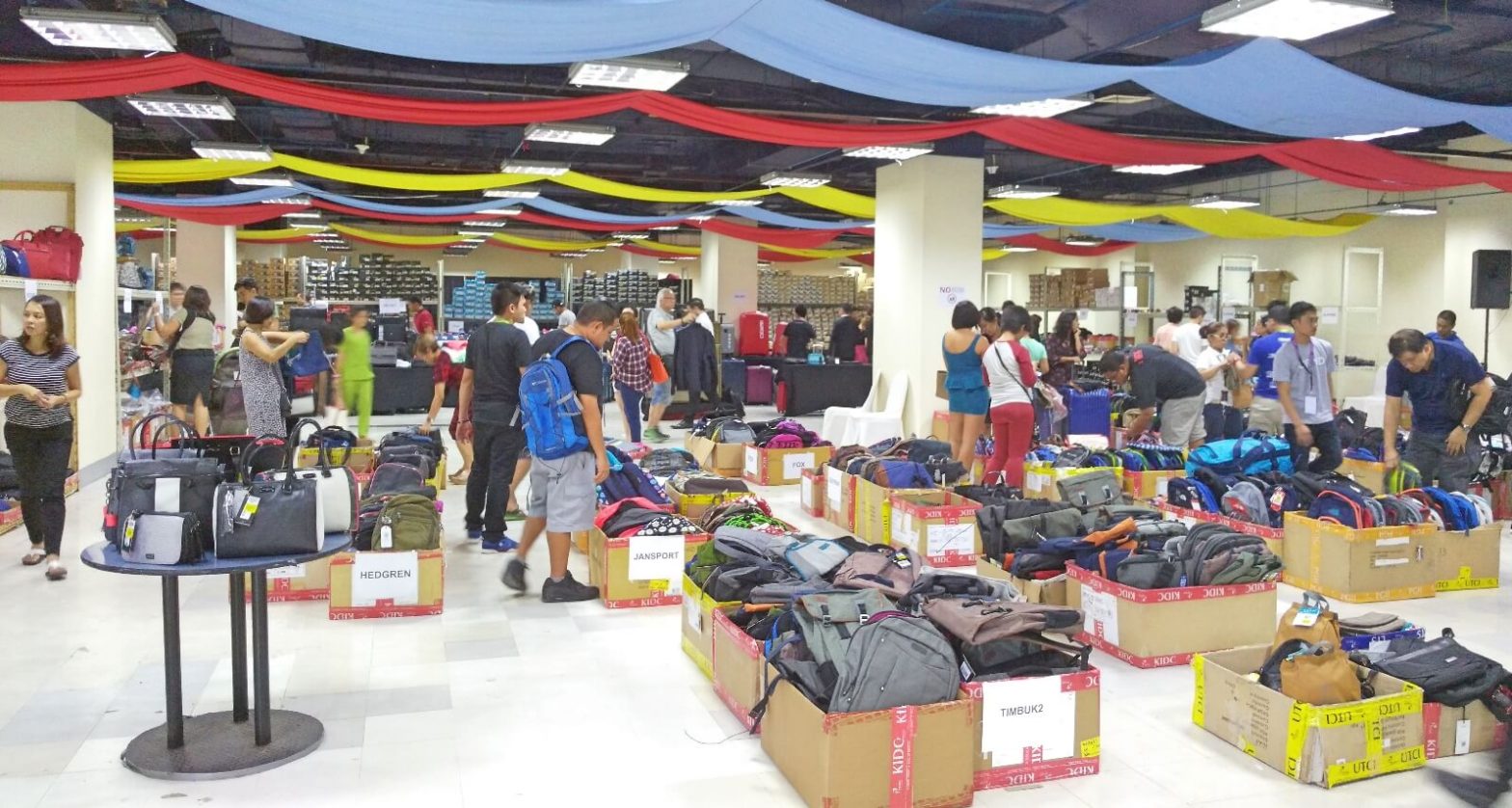 Look: huge discounts on luggage, bags, shoes, shirts in Primer Group bodega sale