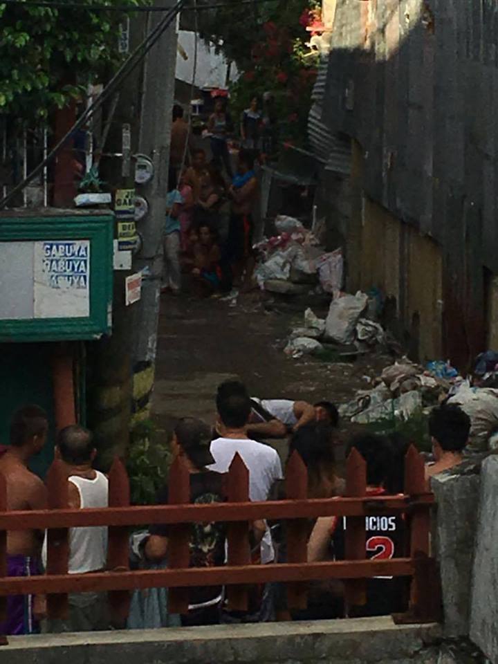 AND ANOTHER ONE. Another victim to the spate of killings attracts curious onlookers in Cebu City.