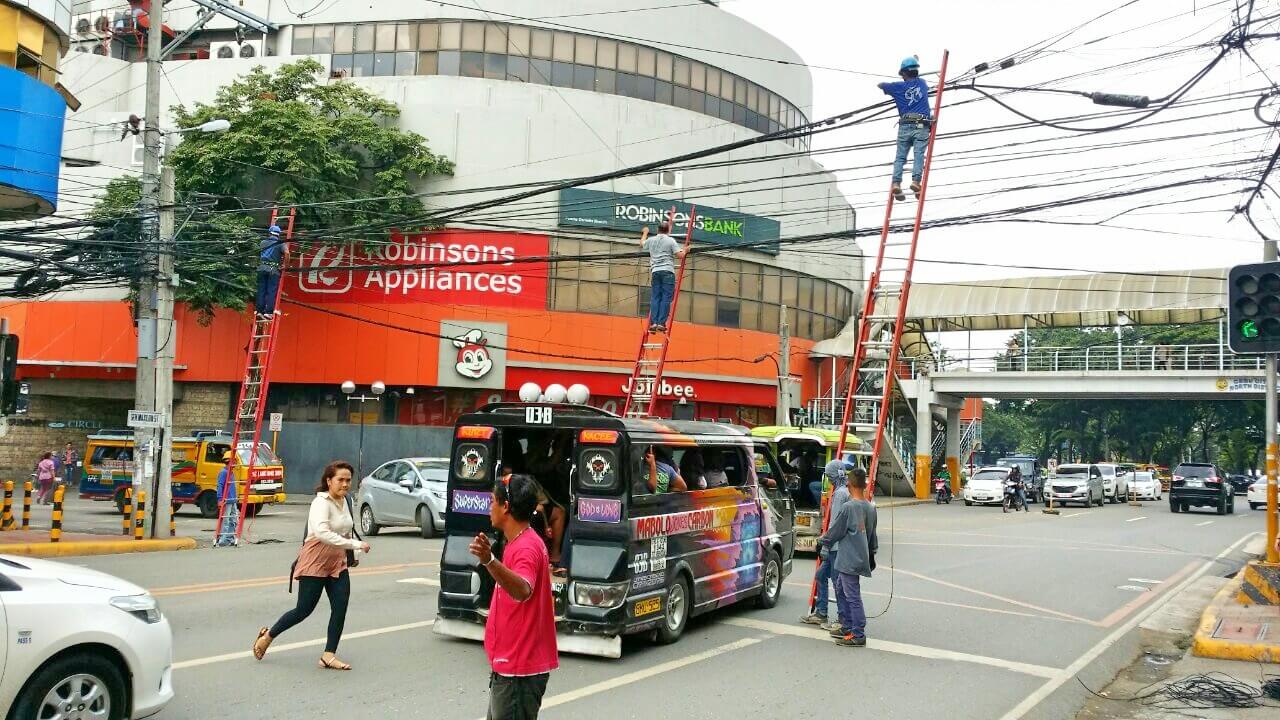 Utility companies work to rid Cebu City of ‘spaghetti’, dangling wires