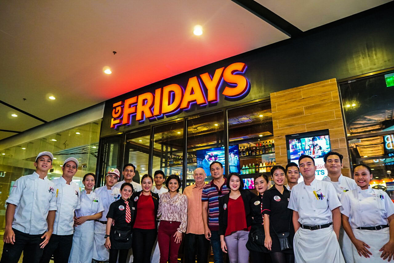 NEAR THE AIRPORT. US Consul Agent Glenn Ivan Loop, Lapulapu City Tourism Chief Hembler Mendoza, & TGIFridays Director for Operations Krissy Dela Cruz are flanked by the managers and staff of the recently opened TGIFridays Mactan. The restaurant is located in Island Central Mactan; a convenient stop for inbound and outbound flyers. 