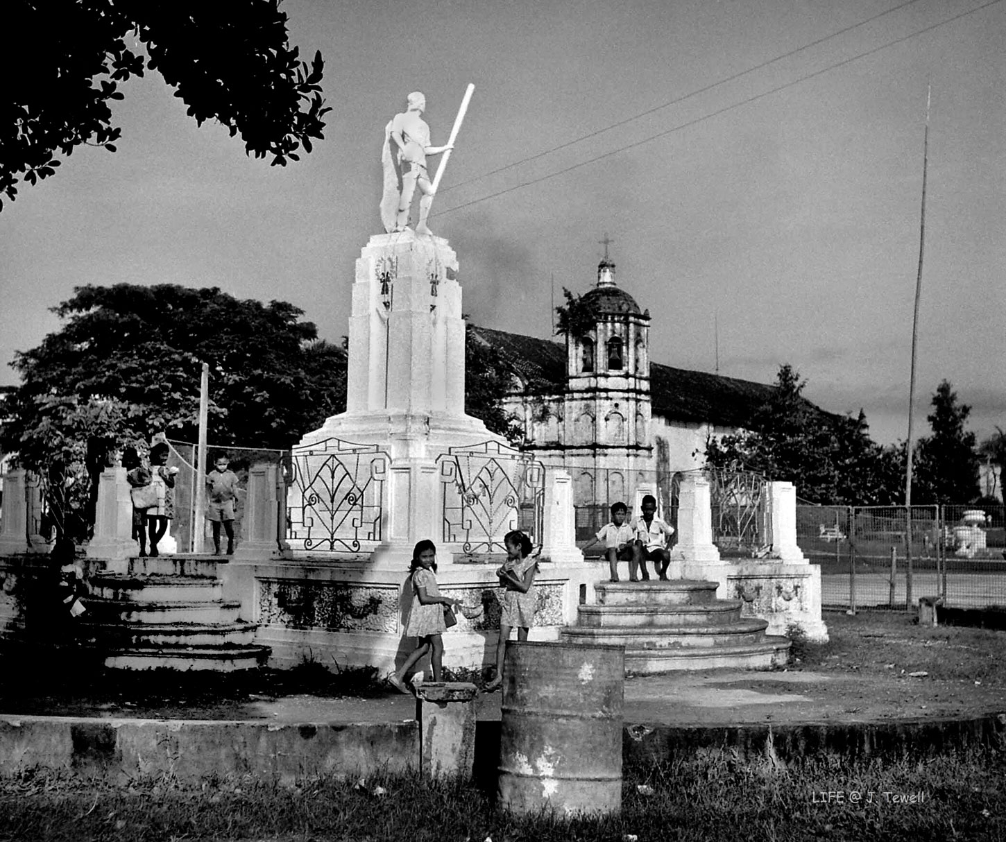 LAPULAPU. A photograph of the Lapulapu stature on October 10, 1949 by “Life” photographer Jack Birns. Beyond the statue is the old Opon church. (Photo from John Tewell’s Flickr account)
