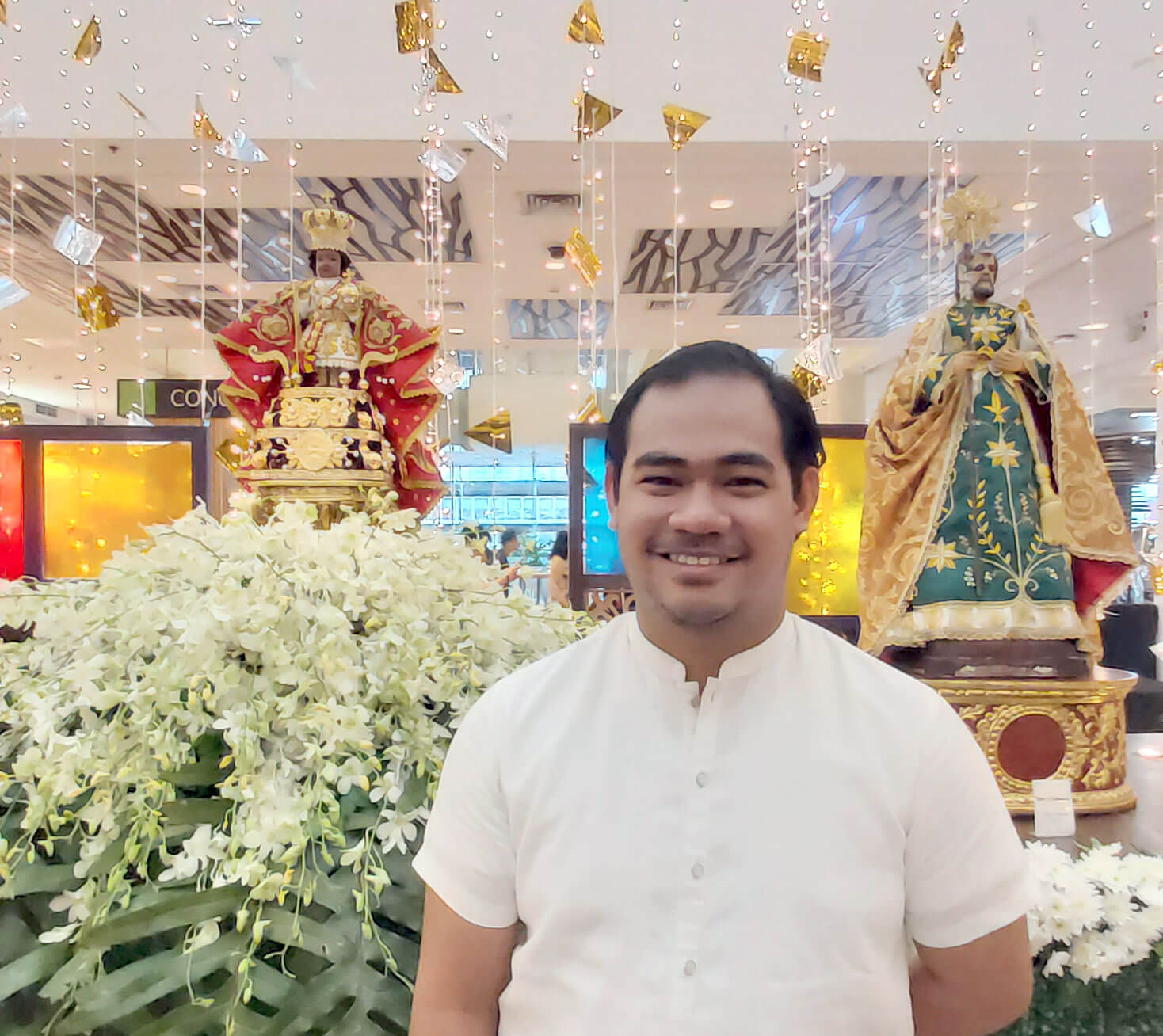 DEVOTEE-COLLECTOR. Sto. Niño devotee Ellis Mendez, 28, has 14 images from his collection in the exhibit. Among these is a replica of the Sto. Niño de Praga (Infant Jesus of Prague), which is among the most popular representations of the Child Jesus.