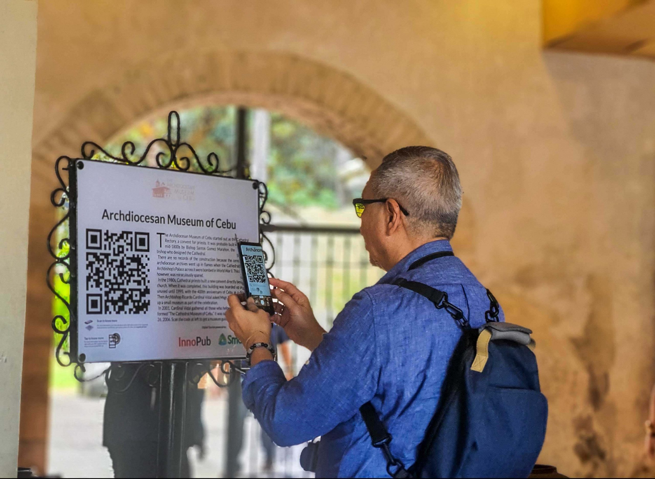 SCAN TO KNOW MORE. PLDT-Smart Public Affairs Group Head Ramon Isberto scans a QR code marker using his smartphone during the Smart’s Digital Tourism Heritage Walk, held recently in downtown Cebu City.