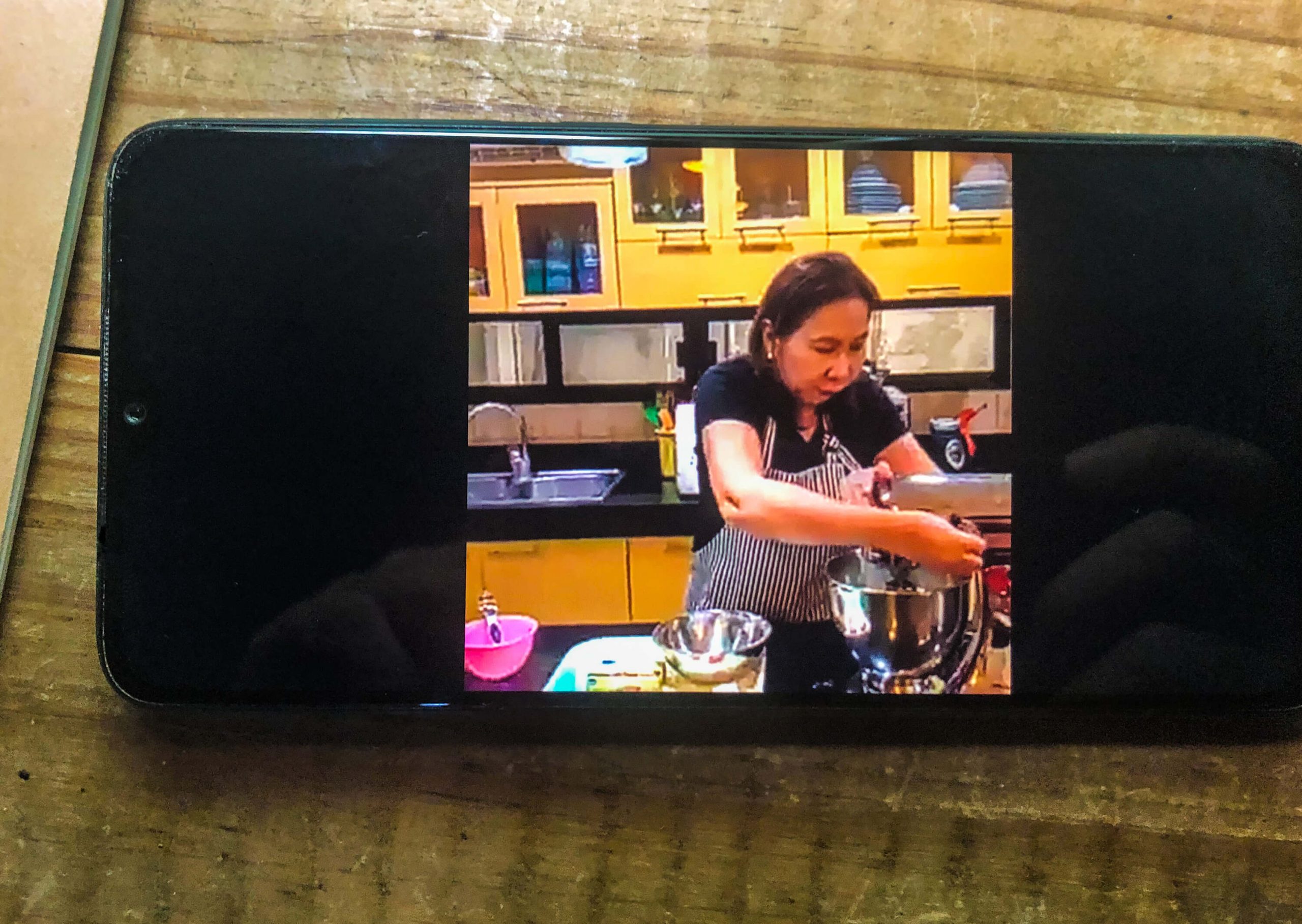 UBE CHEESE PAN DE SAL. Veteran chef Rose Marie Lim of Cebu’s Caro and Marie demonstrates how to bake the latest food craze ube cheese pan de sal in a Facebook video.