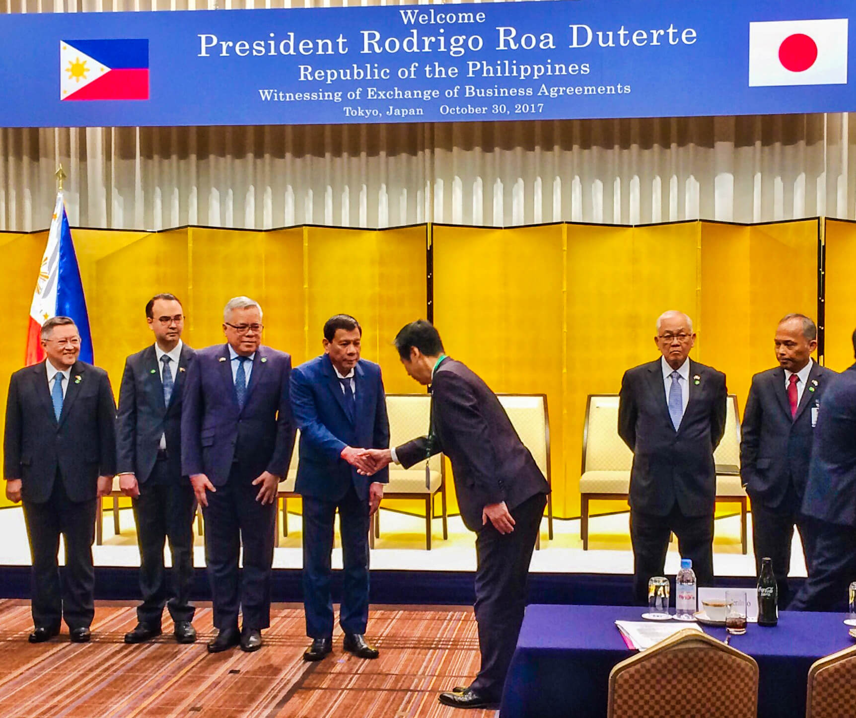 President Duterte with Ichiro Egami, Taiheiyo Cement Corporation director and managing executive officer, during his visit to Tokyo last Oct. 30, 2017. With them are (from left) then Economic Planning Secretary Ernesto M. Pernia, then Foreign Affairs Secretary Alan Peter S. Cayetano and other Japanese business leaders.