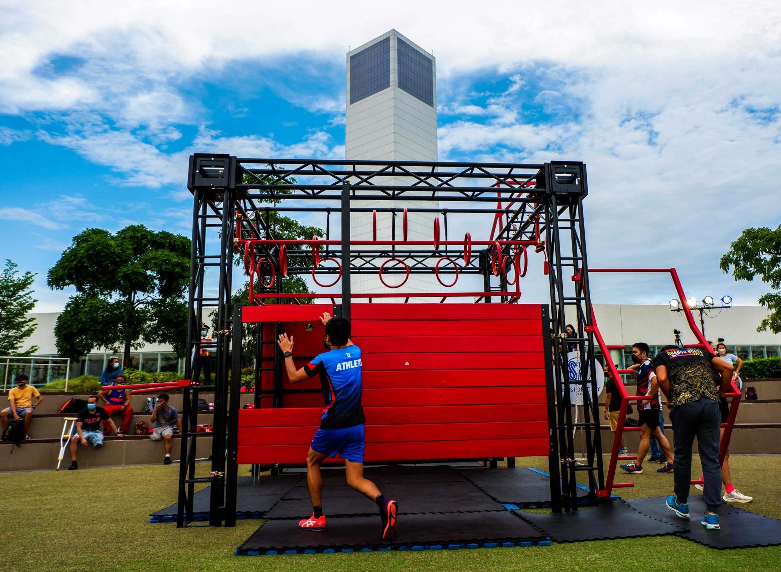 SM Seaside puts up first roofdeck obstacle course racing facility