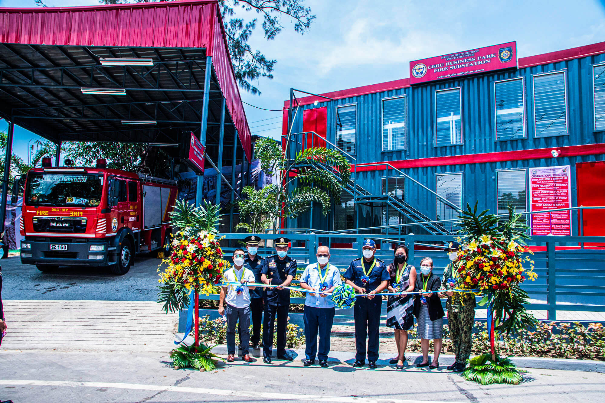 CBP FIRE SUBSTATION. From left: JP Claudio of Ayala Property Management Corporation (APMC), Cebu City Fire Director Chief Insp. Josephus Alburo, BFP 7 Regional Director Chief Supt. Felixberto Abrenica, CBPAI’s Prudencio Gesta, BFP Chief Jose Embang, Jr., CHI’s Jeanette Japzon, APMC’s Victoriana Balcos, and Cebu City Police Director Josefino Ligan at the opening of the new Cebu Business Park Fire Substation.
