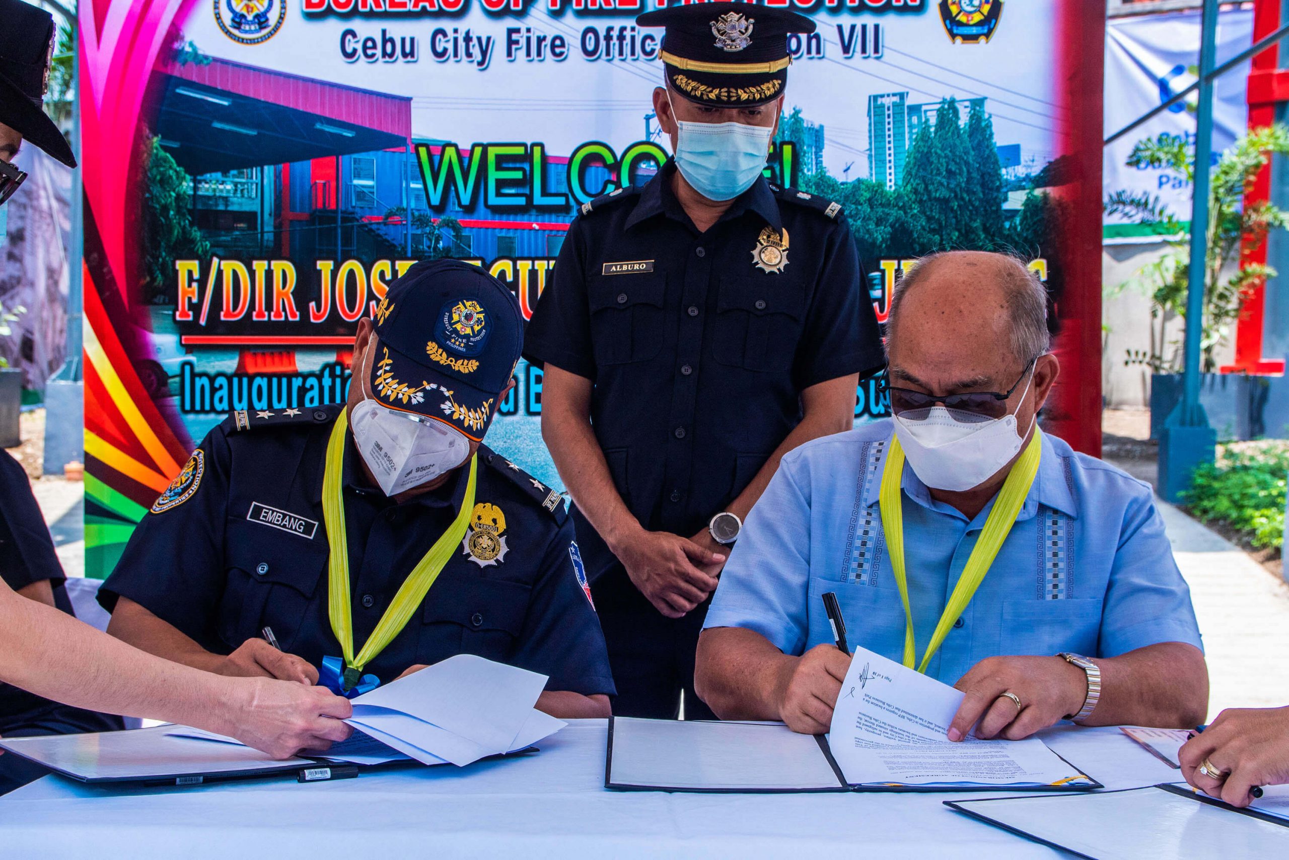 SIGNING. BFP Director Jose Embang, Jr. and Cebu Business Park Board member Prudencio Gesta sign the Deed of Usufruct.