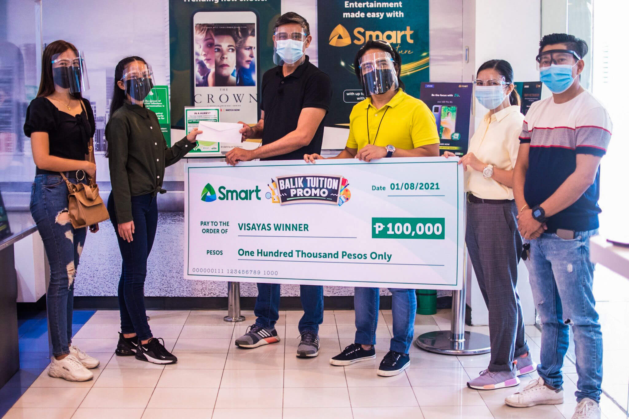 Cloe Anne Marie Malaga receives her P100,000 Grand Prize in Smart’s “Balik-Tuition” Promo.