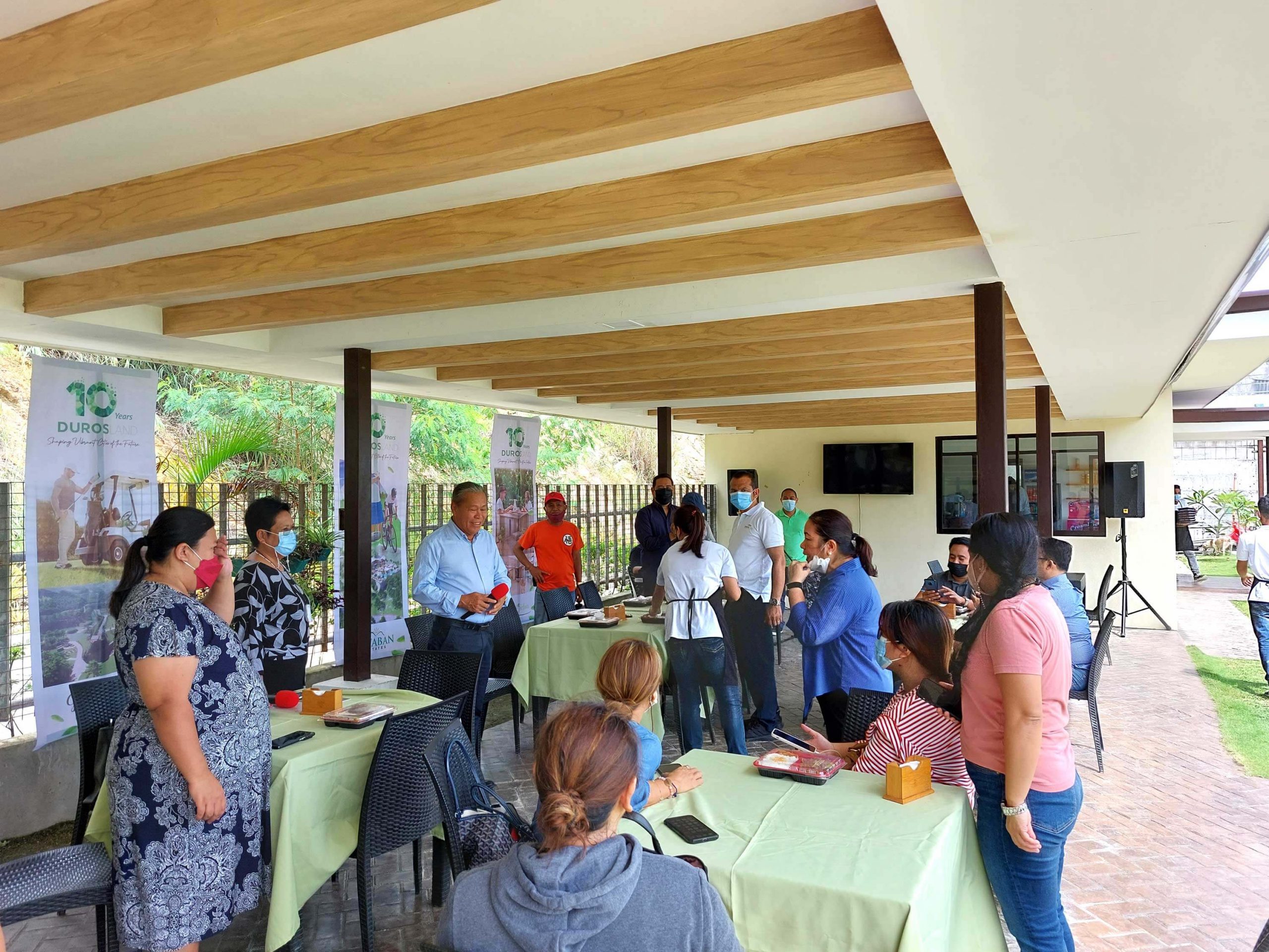 PRESS CON. Duros Land company officials talk with reporters and bloggers at the Liloan Golf to present the company’s milestones and plans as it marked its 10th year.