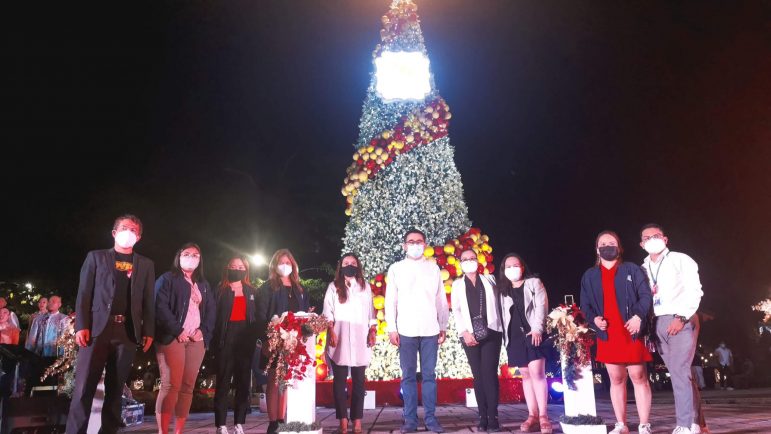 AT PLAZA INDEPENDENCIA. Frederick Go (middle), President and CEO of Robinsons Land Corporation, May Adolfo (5th from left), and the Robinsons Galleria Cebu team stand in front of the newly lit Christmas Tree in Plaza Independencia.