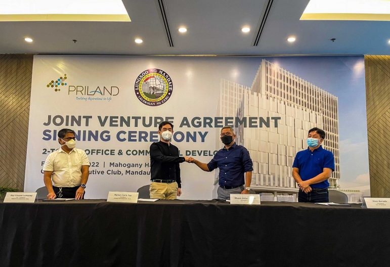 SIGNING OF AGREEMENT. Priland President Ramon Carlo Yap (2nd from left) and Mandaue City Mayor Jonas Cortes (3rd from left) lead the signing of the joint venture agreement between Priland Development Corporation and the Mandaue City Government for the building of a P2-billion office and commercial project in Mandaue City. With them are Roy Vincent Lumayag, VP - Technical of Priland (left) and Mandaue City Vice Mayor Glenn Bercede.