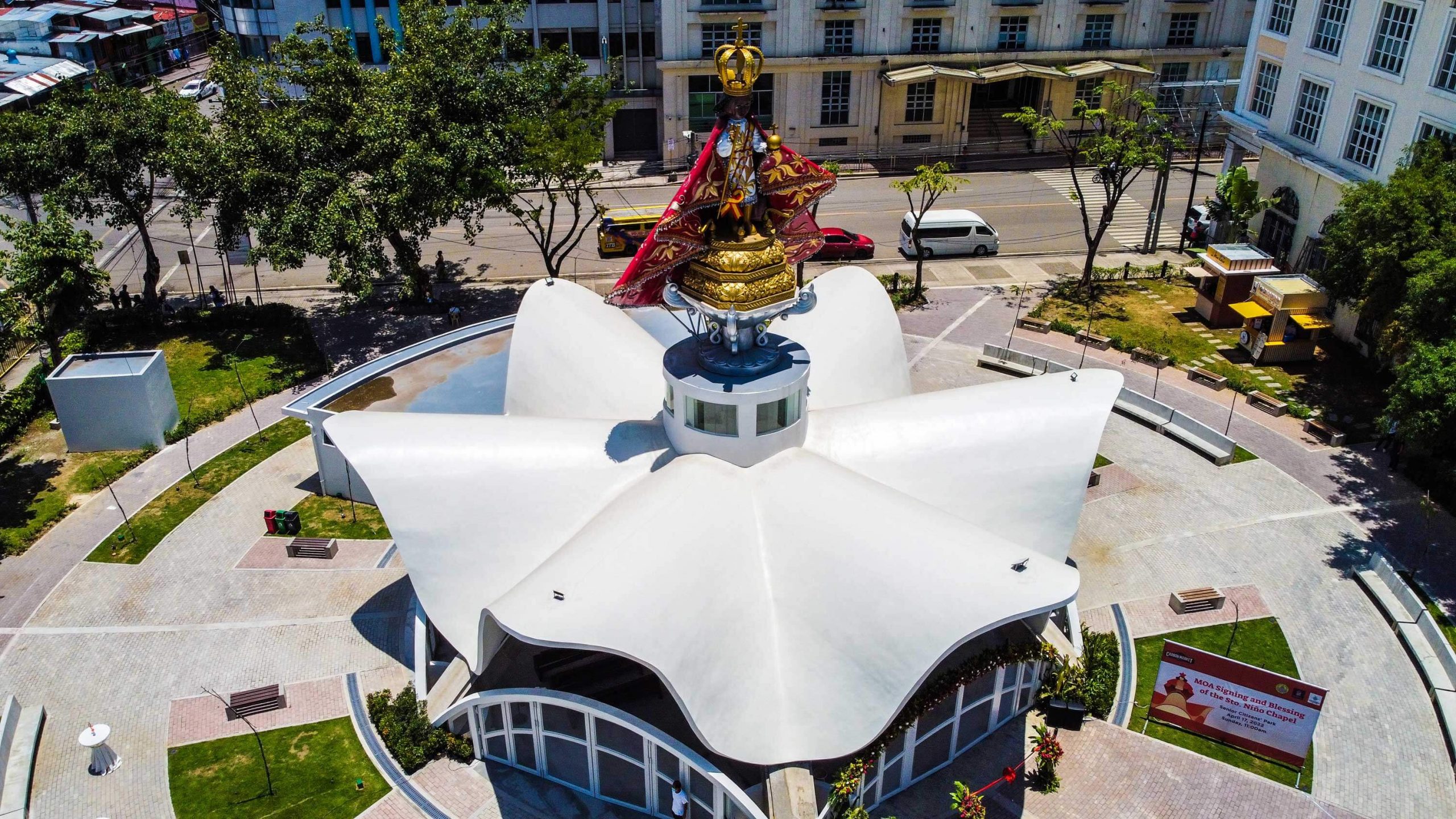 STO. NIÑO CHAPEL. A 30-foot statue of the Sto. Nino looks toward the Mactan Channel at the chapel in the Senior Citizens’ Park in Cebu City. The roof takes inspiration from both the shape of the Sto. Nino’s crown and the fluid motion of the Sinulog dance. 