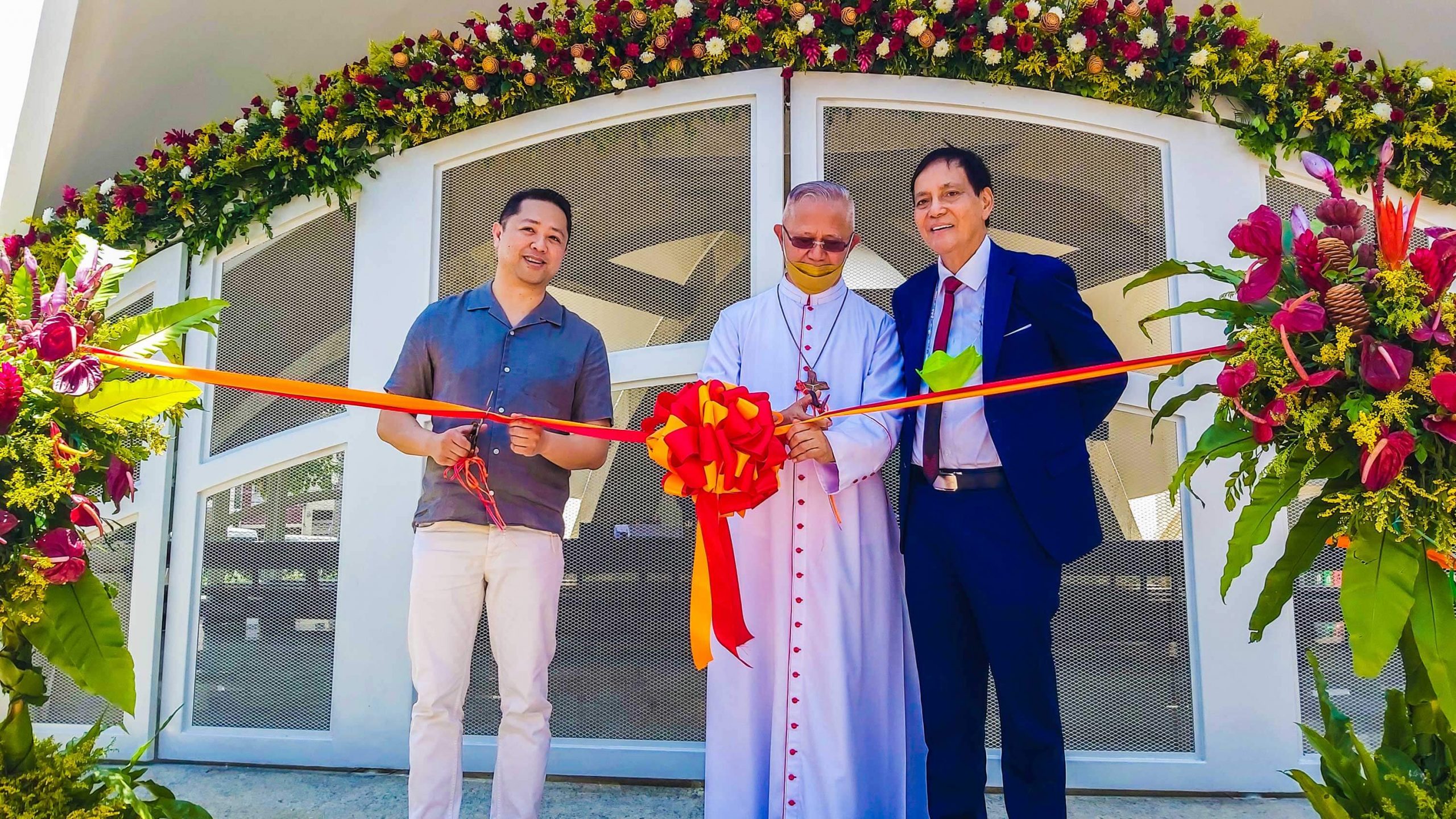 OPENING. (From left) C2W Chairman Louie Ferrer, Cebu Archbishop Jose Palma, and Cebu City Mayor Michael Rama lead the opening of the chapel.