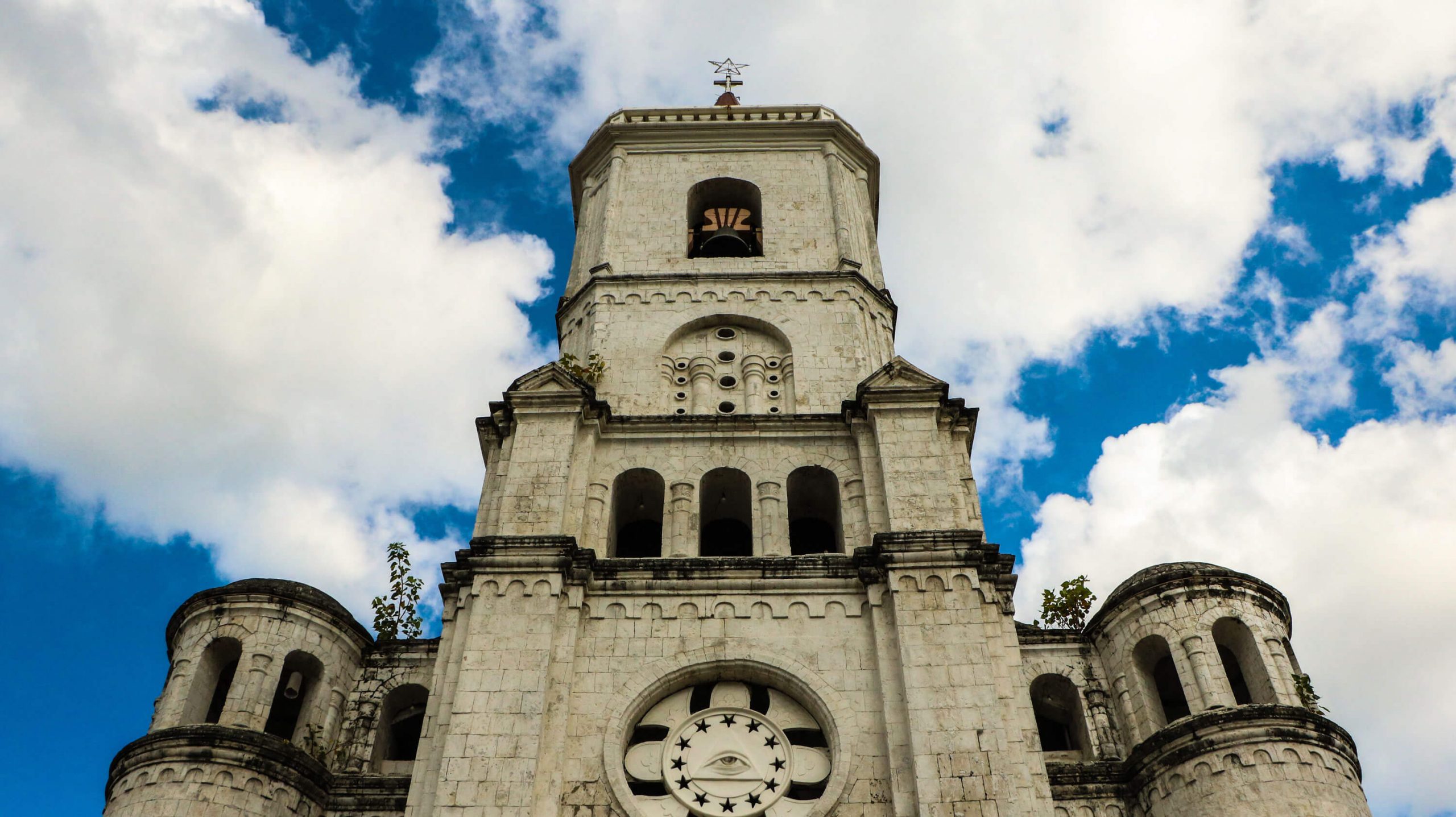 The Santo Tomas de Villanueva parish church in Pardo has a massive facade.